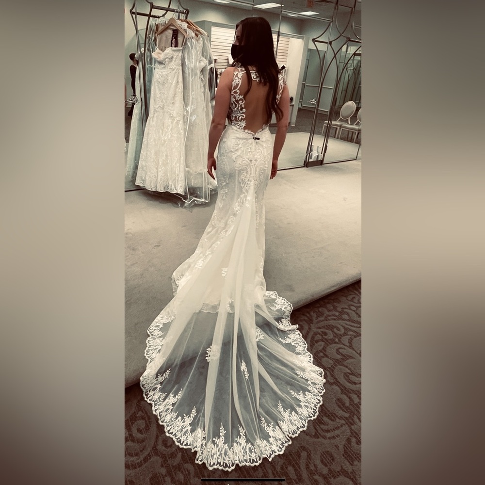 NWT Plunging Illusion Bodice Lace Wedding Dress